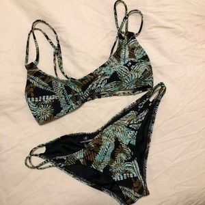 Volcom Swim - Volcom Bikini. Small top. Medium Bottom. Volcom Swim - Volcom Bikini. Small top. Medium Bottom.